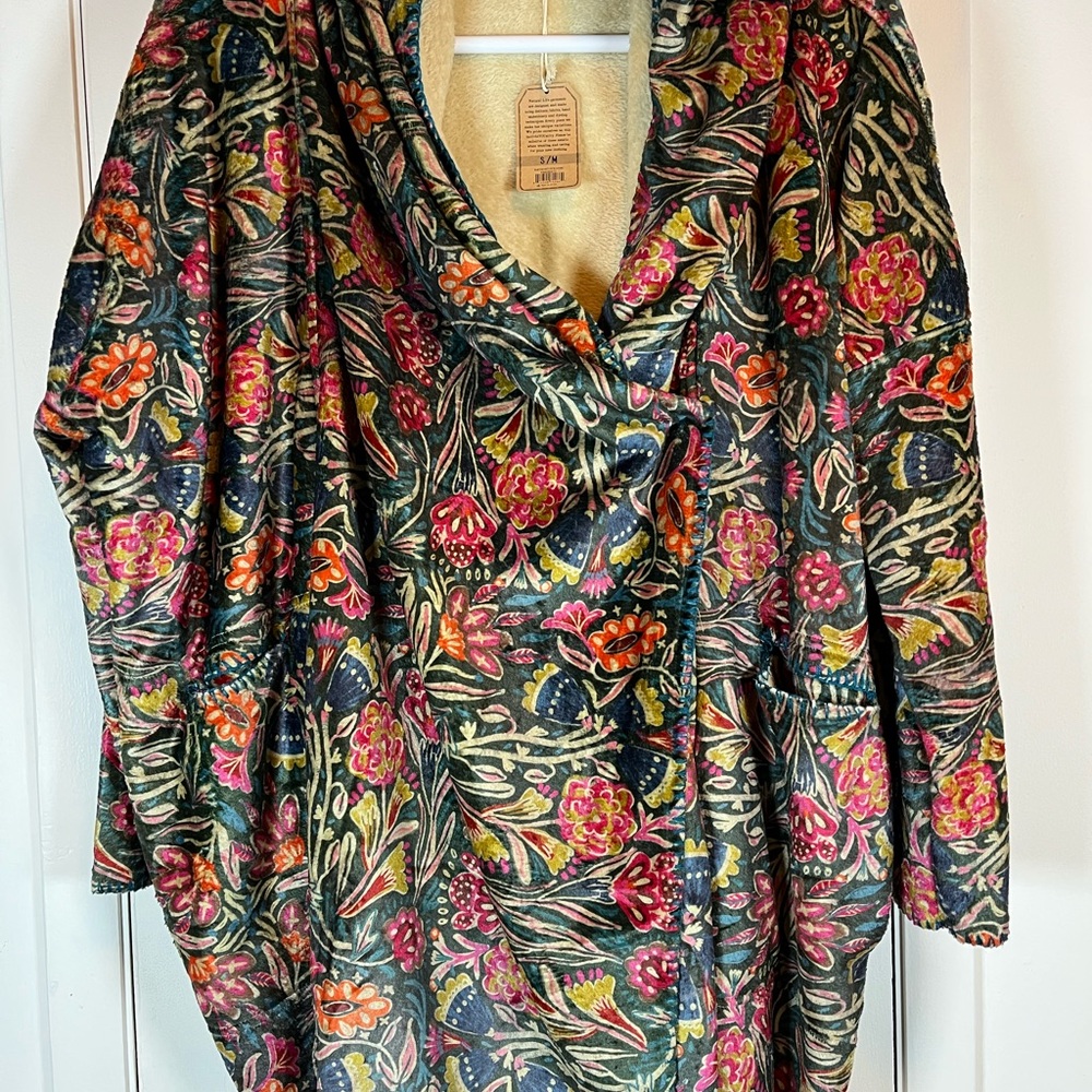 NATURAL LIFE Floral Print Draped V-Neck Hoodie in Black Multi